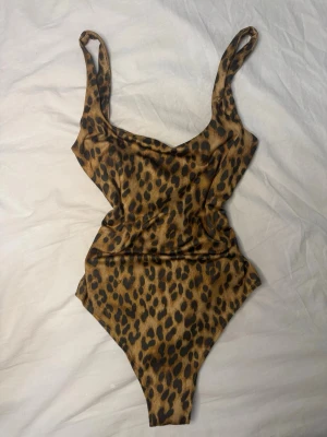 Leopard body - Använd några gånger, öppen rygg!😊🌸