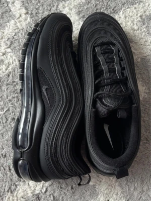 Nike Air Max 97 Triple Black sneakers - Orginal nike skor. Storlek 40,5. Mycket sparsamt använda. 