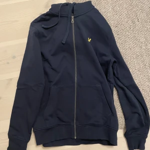 Hoodie | LYLE & SCOTT. - Säljer en mörkblå lyle & scott hoodie med dragkedja. Knappt använd.