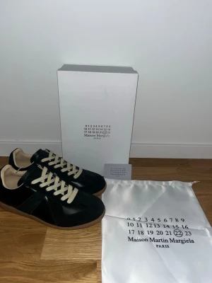 Maison margiela skor  - Säljer fina Maison margiela skor i strlk 43. Riktigt sköna skor har ett par egna, rekommenderar starkt. Hör av vid frågor och priset är inte hugget i sten vid snabb affär🔥