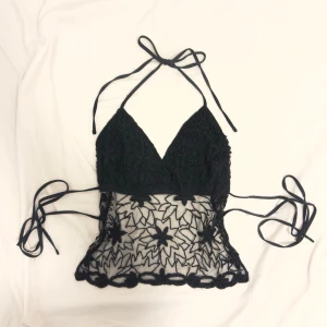 vintage y2k halterneck knyttopp - vacker äkta early 2000s topp i fint skick endast några lösa trådar men syns inte när man bär den står one size men passar bäst storlek 34-38