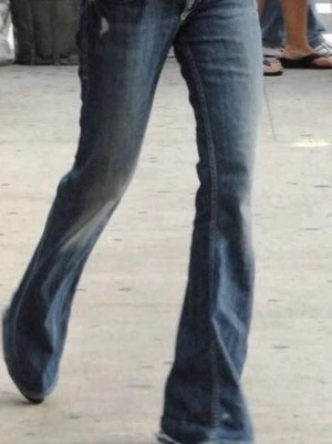 Blå bootcut jeans från D&G - Säljer ett par blå bootcut jeans från Dolce & Gabbana med små slitningar och kontrastsömmar. Dem har broderade bakfickor och detaljerade nitar (några har ramlat av) Materialet är jeans med en tvättad finish. Det står ingen storlek på, men jag har bifogat måtten och dem passar mig jättebra som bär storlek S och är 170cm lång❤️ Midja: 38,5 cm, Längd: 107 cm, Innerbenslängd: 80 cm. Första bilden är tagen från Pinterest, det är en annan modell av samma jeans, därför små skillnader💕