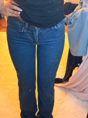 Blå jeans från Bikbok - Modellen har rak passform, normal midja. Jeansen är ifrån Bikbok och i storlek 24-32!  Är använda men fortfarande en bra skick. Pris kan diskuteras och om man har frågor eller funderingar så är det bara att höra av sig / Mvh Amanda❣️
