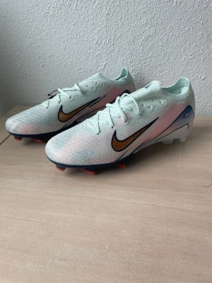 Vapor 15  - Hej! Jag säljer ett par Vapor 15 som var oanvända i skohyllan. Storlek 42. Ganska sköna. Lite tajta för mig har för breda fötter. Ska resa bort snart så uppskattar en snabb affär. Buda gärna. Startpris 1500. 