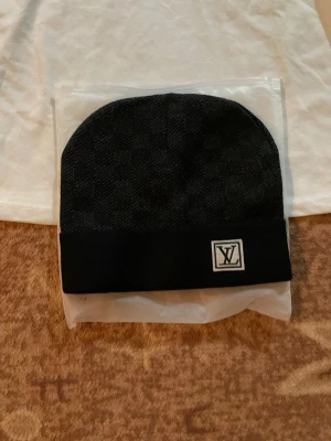 L V mössa - Helt ny.