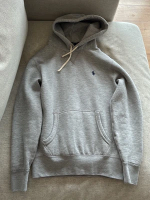 Grå Ralph lauren hoodie  - grå ralplh lauren tröja, köpt i butik i spanien för 2,300. säljer den för den är förliten och använder it den, har använt den 2 gånger sen jag köpte den. Skriv görna om du har frågor. priset ör it hugget i sten 