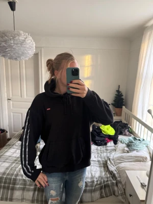 Levis hoddie  - Säljer denna fina hoodie från Levis den har sträck på sidan av ärmen där det står Levis. Köp gärna nu 