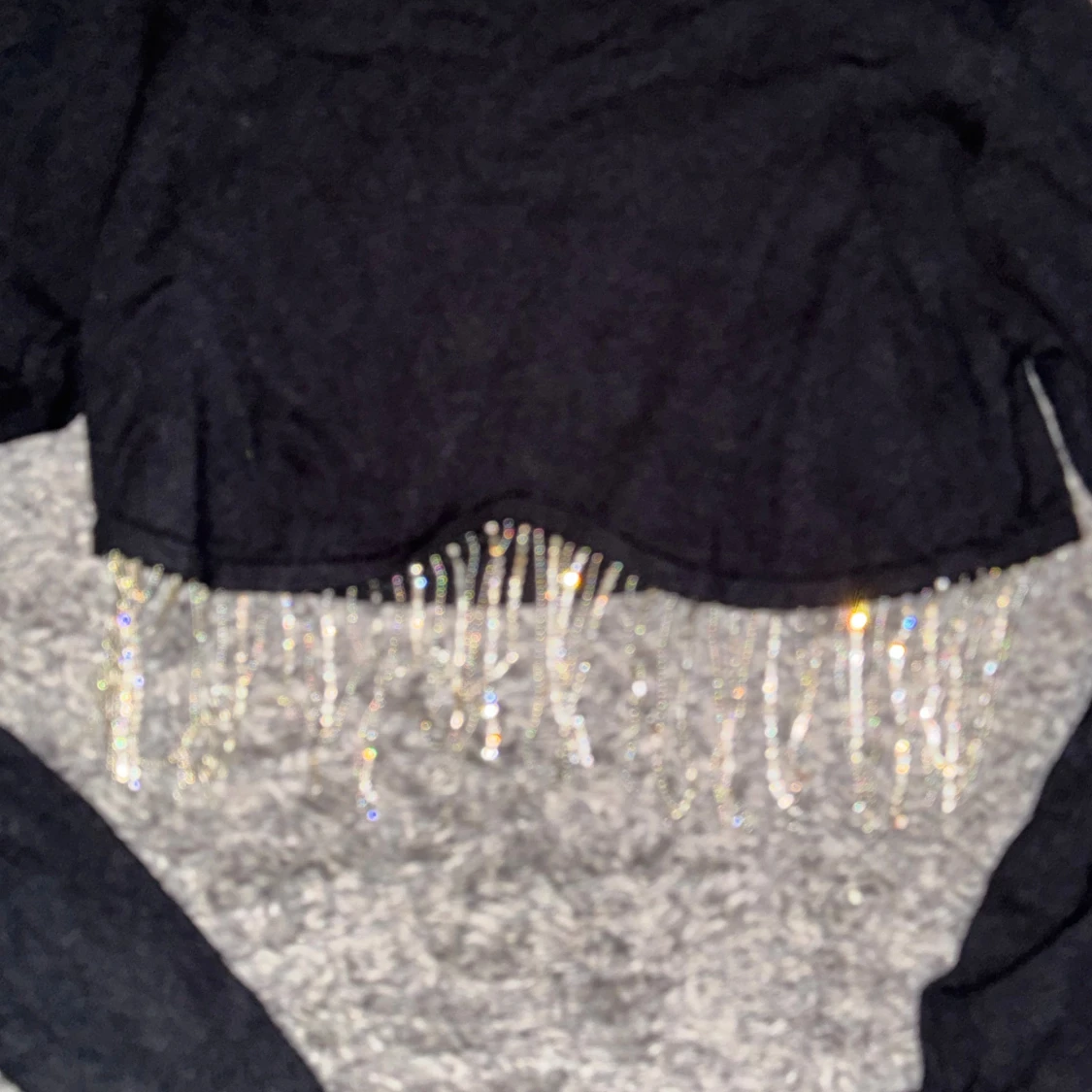 Svart croppad topp med pärlfransar - 3