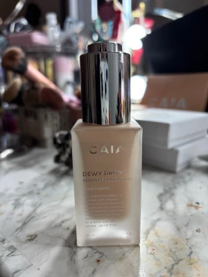 CAIA Dewy Drops  - Helt oanvänd dewy drops ifrån caia, säljer då jag fick fel färg i julklapp och slängde förpackningen, färg 10c nypris 375 kr