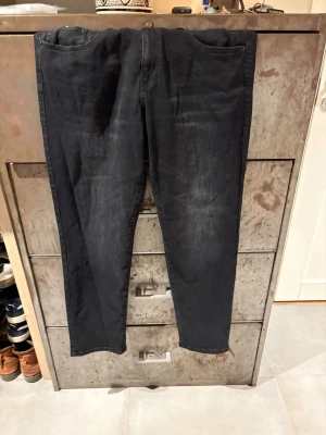 Svarta skinny jeans från Only & Sons - Svarta jeans från Only & Sons. Byxorna är helt nya bara provade men dom var tyvärr inget för mig, lapparna är tyvärr av med tanke på att jag fick dom i present