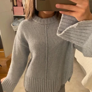 Ljusblå stickad tröja från H&M - Så fin stickad tröja från H&M, bra skick men något ”nopprig”, vilket går att fixa💕köpt här på plick, lånad bild 