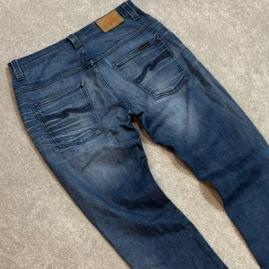 Nudie Jeans - Nudie jeans | Modell: Thinn Finn Skick 8/10, gott skick | Lagning vid höger bakficka (bild 5) | Nypris ca 2500kr | Mitt pris 699kr | Midjebredd: 43 cm. Ytterbenslängd: 114 cm | Kom gärna pm vid frågor eller funderingar | Postas eller möts upp i Gävle!