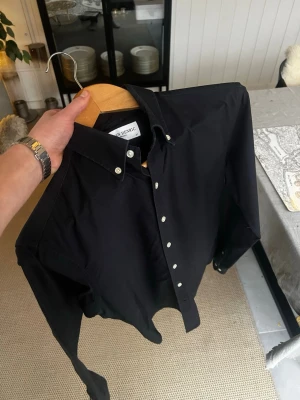 John Henric Skjorta, XS, Svart, Mycket Bra Skick - Tja! Säljer en snygg och klassisk skjorta från John Henric, då den har blivit för liten. Skjortan är gjord av bomull, använd ett fåtal gånger och i mycket bra skick. Vid frågor eller för fler bilder - skicka gärna ett meddelande. Mvh William