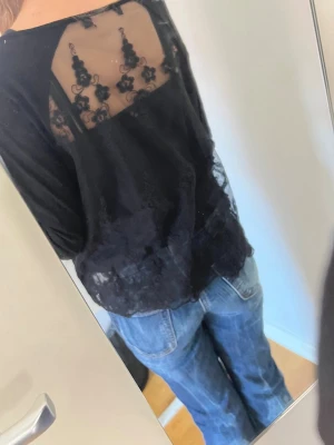 Svart långärmad blus med spetsdetaljer - Jättesöt svart långärmad spets topp💓 Lappen är avklippt därför vet jag inte vart den är ifrån. Pris kan diskuteras💘