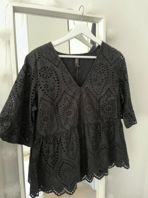 Svart topp - Super söt topp från YAS. Svart topp med lite volanger, säljer endast för fel storlek❤️
