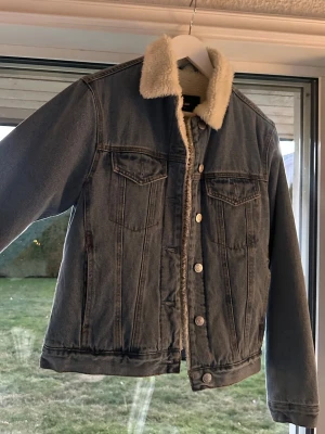 Jeansjacka med teddyfoder - Säljer en snygg jeansjacka från Bikbok i storlek XS med mjukt teddyfoder och krage. Använd fåtal gånger.