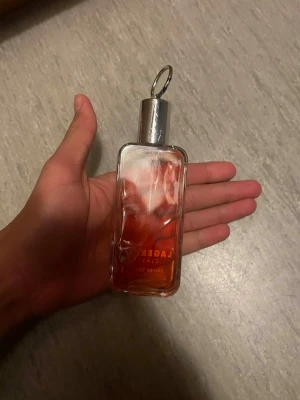 Lagerfeld Classic Eau de Toilette - En klassisk Eau de Toilette från Lagerfeld med stilren design och metallock. Perfekt för dig som vill sticka ut med en ikonisk doft. Volym och ingredienser framgår ej på bilderna.