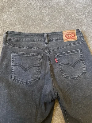 Levis jeans  - Low waist bootcut jeans från Levis. Använda fåtal gångeri storlek 28/32 