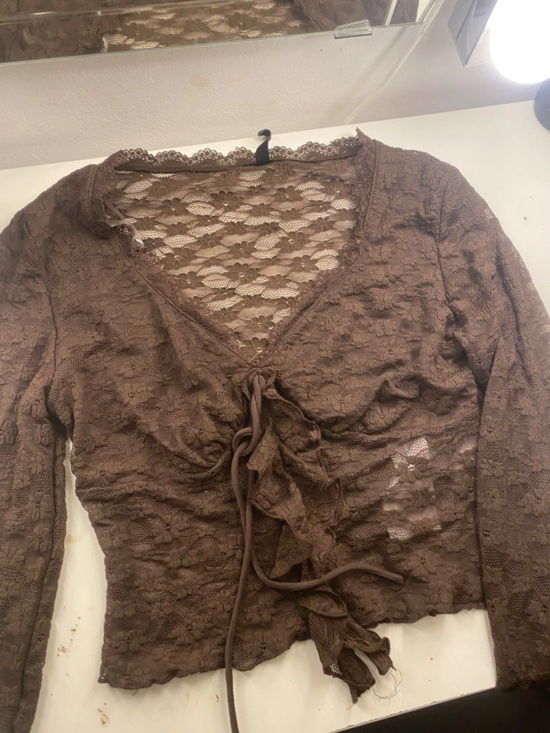 Brun spetsblus med snörning