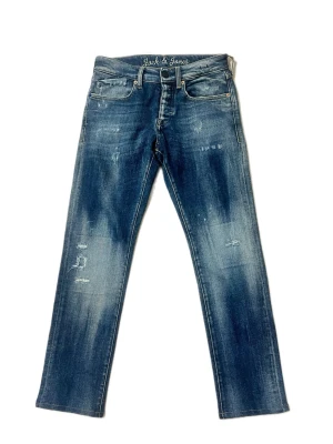  Jack & Jones Jeans - Helt nya jeans från Jack & Jones | slitna detaljer och klassisk femficksdesign | Slim fit | 28/32 men passar 28/30, skulle säga att de passar runt 170cm som bäst | Hör av er vid minsta fundering! 