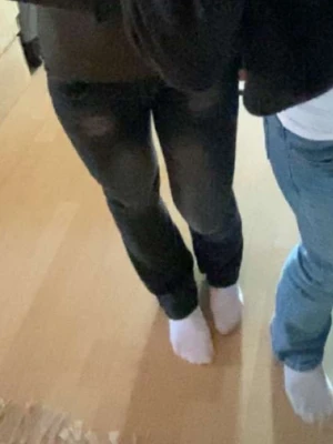 Svarta jeans med slitningar - Säljer ett par svarta jeans med coola urtvättningar på låren och knän och har låg midja. Jeansen har en rak passform och är tillverkade i klassiskt denimtyg. Perfekta för dig som gillar en avslappnad och trendig stil.