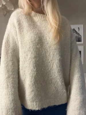Stickad tröja  - Beige stickad tröja från Gina tricot. Säljer då den inte kommer till användning. Storlek xs men en oversized modell. 