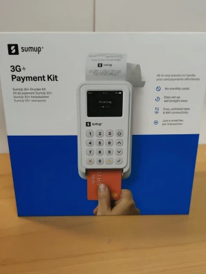 SumUp 3G+ Payment Kit - Ny Oanvänd  - SumUp 3G+ Payment Kit är ett komplett kortterminalpaket med inbyggd kvittoskrivare, laddare, USB-kabel och kvittorullar. Enheten är ny oanvänd och levereras med manualer. Enkel att använda, stödjer kontaktlösa betalningar och flera korttyper.. Enligt bild. 