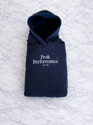 Peak Performance hoodie - Märke: Peke Performance Storlek: 170 Färg: Mörkblå Skick: Bra skick Mörkblå hoodie från Peke Performance i storlek 170. Använd men väl omhändertagen och i bra skick, utan fläckar. Mjuk och bekväm med klassisk passform – perfekt till både träning och vardag. Skicka gärna ett meddelande om du har frågor eller vill se fler bilder.