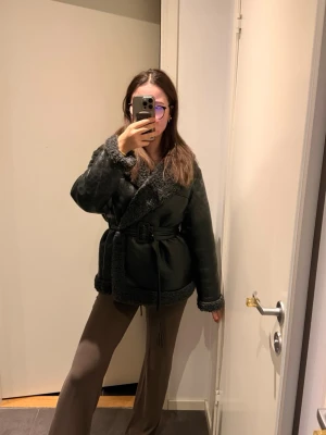 Gina tricot kappa - Superfina kappa som håller dig varm i vinter. Inuti är det fluffmaterial som är väldigt skönt. Säljer pga vill köpa en liknande. Helt oanvänd i superfint skick. 