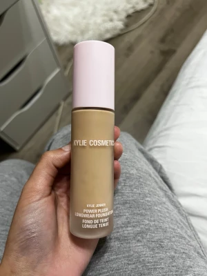 Kylie Cosmetics Power Plush Foundation - Foundation från Kylie Cosmetics i nyansen 4C. KÖPTE I FEL FÄRG och har använt max 4 ggr så de mke kvar!  Foundation ger en jämn och naturlig finish och är enkel att applicera. Perfekt för dig som vill ha en smidig bas med lång hållbarhet. 