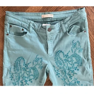 Odd Molly turkosa skinny akle Jeans - Odd Molly turkosa skinny ankle Jeans med broderier i storlek 3 (L). Artikelnummer M113-951. Nypris 1200kr. Mycket bra skick, men med en liten defekt vid högra sidan bak. Obs andra fotot är inte min. Har mer foton om det skulle behövas. 