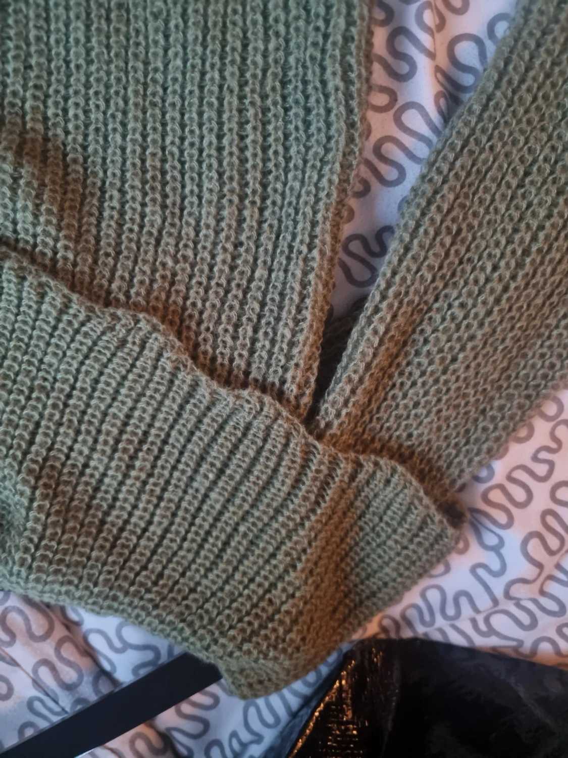 Olivgrön stickad offshoulder tröja - 2