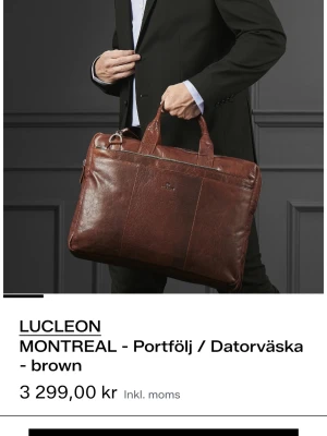 Brun skinnportfölj från Lucleon Jättefint skick! - Snygg portfölj/datorväska från Lucleon i brunt skinn med stilren design. Väskan har två handtag, avtagbar axelrem och praktisk dragkedja upptill. Perfekt för att bära laptop och dokument, med flera fack för smart organisering.