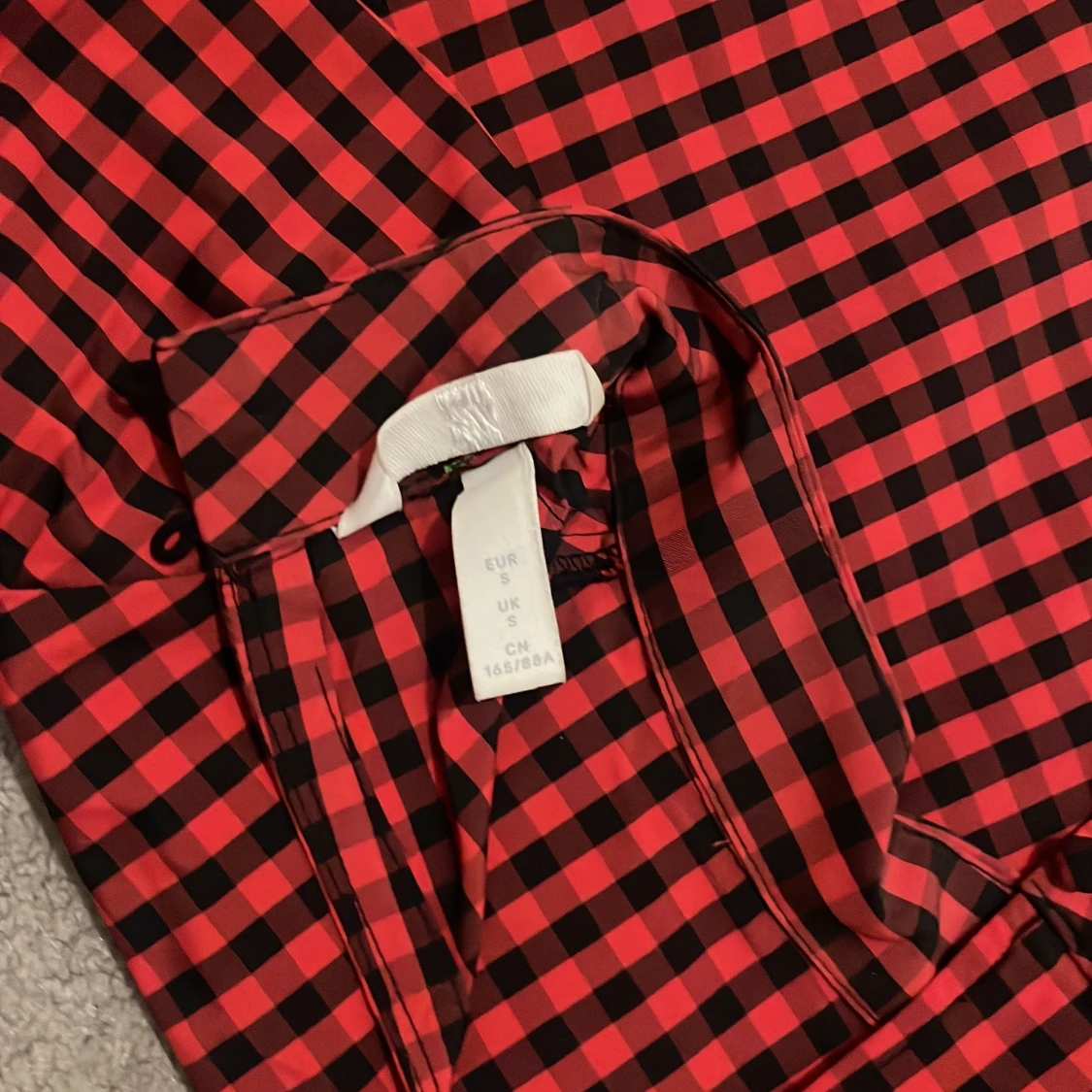 Rutig blus med volanger  - 2