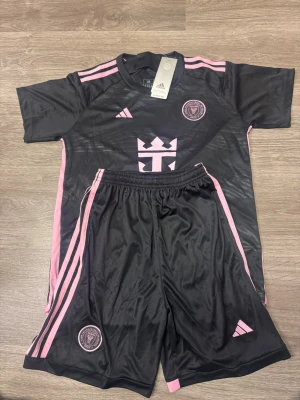 Inter miami barnset - helt nytt storlek 12-13 år - Helt nytt inter miami set med tröja och shorts. Storlek 28 motsvarar 12-13 år