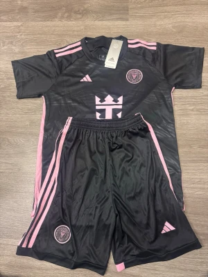 Inter Miami fotbollskit - 12-13 år helt nytt - Helt nytt, inter Miami. Storlek 12-13 år