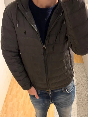 Polo Ralph Lauren Dunjacka - Polo Ralph Lauren Dunjacka | Storlek: S, passar dig mellan 175-185 cm | Skick: 8/10, använd men finns inga större defekter | Bara att skriva vid funderingar✍️