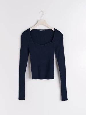 Marinblå ribbstickadtopp - Marinblå ribbstickad topp från Gina Tricot i storlek xs. Jättebra skick! Kolla gärna in mina andra annonser och köp gärna bundle, då kan vi komma överens om ett bra paketpris💗