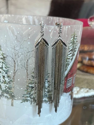 Jätte fin örhängen 🤍 -  ett par långa örhängen i silverfärgad metall med kedjor och små stenar, färgerna har ändrats lite granna men det syns inte på håll bara om man kollar noga.