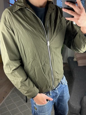 Overshirt olivgrön  - Simpel och snygg overhsirt. Bra skick, skriv vid fundering! Mått: A:48 B:47 C:46 D:60 (cm) 😊🙌