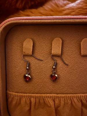 Örhängen  - Egengjorda. Rostfritt stål. Postar oftast samma eller dagen efter köp 