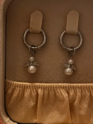 Örhängen  - Egengjorda. Rostfritt stål.  Postar oftast samma eller dagen efter köp 