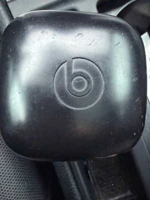 Beats Powerbeats Pro - Snygga blå Beats Powerbeats Pro trådlösa hörlurar med laddningsetui. Hörlurarna är i gott skick, men etuiet har synliga repor och slitage. Perfekt för träning och aktiv livsstil med säker passform och bra ljudkvalitet.  O.B.S höger sidan har dålig battri