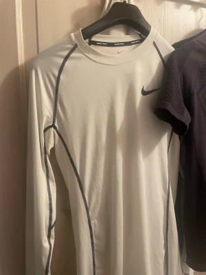 Två compression shirts  - Säljer två compression shirts får 500 tsm, båda är i fint skick och inte använts allt för mycket. Dem passar M💫