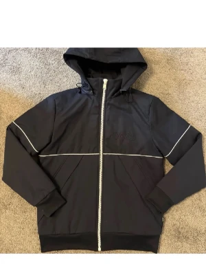 BOSS jacka  - HELT OANVÄND Mörklblå vindjacka från BOSS men ny pris över 2700kr, Riktigt grym deal då jag säljer den för 799