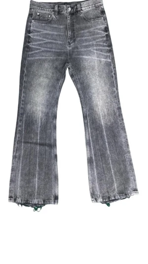 Balenciaga Lost Tapes - Säljer ett par Balenciaga lost tapes i unisexmodell, storlek 34. De är helt nya säljer pga de är lite för långa för mig(170 cm) Kom med bud som skulle passa dig!