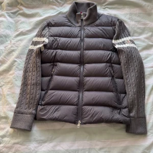 Moncler Cardigan Grå - Mycket bra skick använd fåtal gånger ✔️, Storlek XL men passar mer som L/M, Skickas inom 1 dag 🚀, Kontakta gärna för mer info ☺️