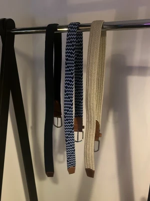 3 pack bälte  - Tja. Säljer dessa snygga bälten. Dom är inte alls använda och är i väldigt bra skick. Inte helt säker på storleken men passar nog mest folk. Plus jeansen och tröjan är båda ute på profilen så kolla gärna in dom. Står ej för postens slarv.
