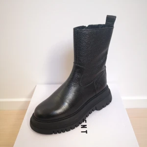 Svarta skinn boots med dragkedja från Pavement - Snygga svarta boots från Pavement i skinn med dragkedja på sidan. De har en robust sula och en stilren design som passar perfekt för höst och vinter. Perfekta för att ge din outfit en tuff Touch. Nypris 1900 kr. Storlek 39.