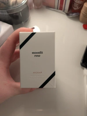Hickap Moonlit Rose Eau de Parfum - Moonlit Rose från Hickap är en Eau de Parfum med stilren design. Aldrig använt endast öppnat förpackningen för att ta bild